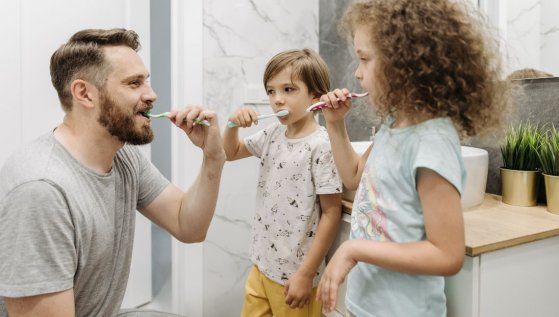 Igiene orale e bambini: come insegnargli a lavare bene i dentini